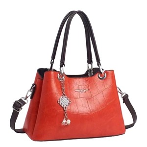 Sac à main rouge à motif crocodile avec poignées et bandoulière longue réglable amovible