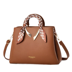 Sac à main élégant en cuir marron avec poignée foulard et détail V doré
