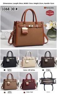 Detail der Webstruktur und Lederpaneele an einer stilvollen Handtasche mit großem Volumen