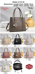 Nahaufnahme einer schicken Handtasche aus Lederimitat mit elegantem Hund Anhänger