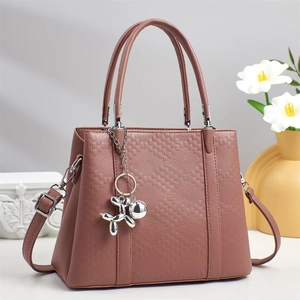 Elegante rosafarbene Lederhandtasche mit silbernem Hund-Anhänger und Schultergurt