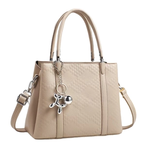 Elegante beige Handtasche mit Textur, silbernem Ballonhund-Anhänger und Schultergurt