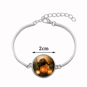Bracelet Halloween argenté avec pendentif chat noir et citrouille sur fond blanc uni