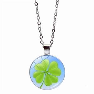 Détail du collier trèfle à quatre feuilles vert avec cabochon en verre transparent