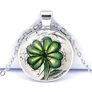 Détail d'un collier pendentif trèfle en verre rond avec illustration artistique verte