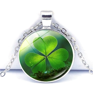 Détail du pendentif trèfle avec dôme en verre et chaîne en métal argenté minimaliste