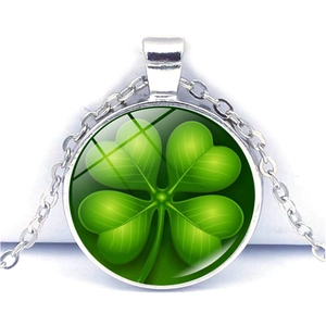 Collier en alliage argenté avec pendentif trèfle à quatre feuilles sous dôme en verre