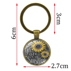 Porte-clés tournesol en bronze vintage avec pendentif 'You are my Sunshine' sur fond blanc