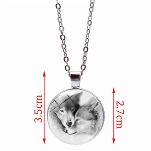 Collier avec pendentif loup rond en argent avec design d'illustration de croquis