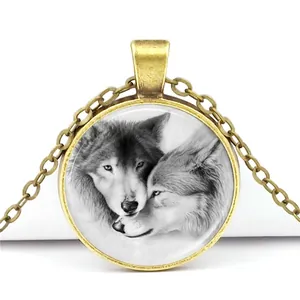 Collier avec pendentif loup en verre bronze vintage pour femmes et hommes avec art du loup