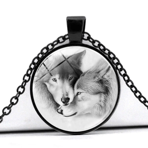 Collier avec pendentif loups jumeaux noir et blanc et cabochon en verre sur chaîne noire