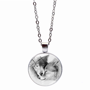 Détail du pendentif loup en verre montrant le motif réaliste de deux loups noir et blanc