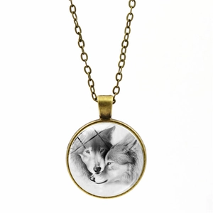 Vue détaillée du collier en bronze avec pendentif illustré de loups en noir et blanc