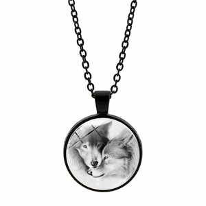 Gros plan détaillé du pendentif loup noir et blanc avec cabochon en verre poli