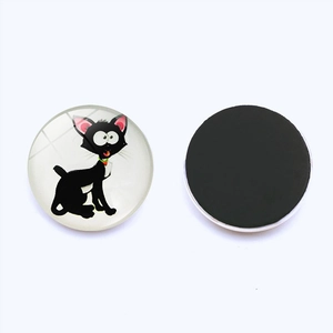 Detailweergave van een 25mm ronde glazen kattenmagneet met illustratie en magnetische zijde