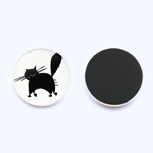Detail van 30mm ronde glazen koelkastmagneten met zwarte kattenmotieven en magnetische basis