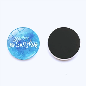 Détail de l'aimant en verre 25mm avec aquarelle bleue et texte You Are My Sunshine