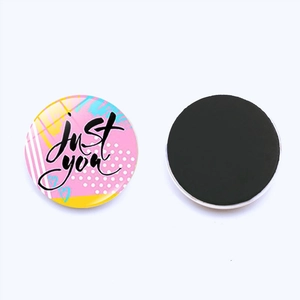 Détail d'un aimant de réfrigérateur rond avec motif 'just you' et aimant puissant