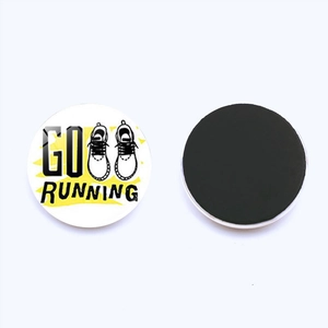 Vues détaillées recto-verso d'un aimant de frigo rond de 25 mm avec motif Go Running