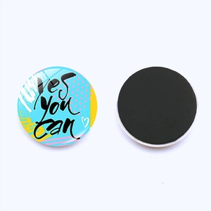 Vue détaillée du magnet frigo rond en verre 'Yes You Can' avec dos magnétique noir