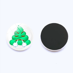 Détail de deux magnets de frigo emoji crotte verte en colère de 25 mm avec dos aimanté