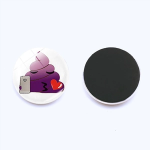 Détail d'aimants ronds violets avec graphismes emoji et face arrière magnétique noire