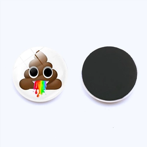 Vue détaillée du magnet emoji caca rond avec fluide arc-en-ciel et base magnétique