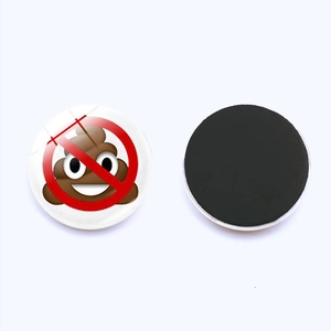 Détail des magnets de frigo emoji caca 25mm montrant le design avant et l'aimant arrière