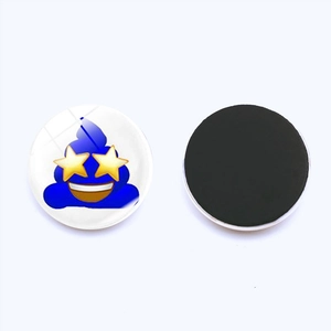 Vue détaillée d'aimants de frigo 25mm en verre avec emoji crotte et dos magnétique noir