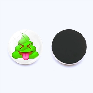Vue détaillée avant et arrière d'un aimant de frigo émoji caca vert de 25mm en verre avec socle