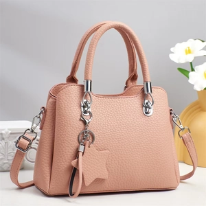 Sac à main élégant en cuir grainé rose clair avec pendentif étoile et détails argent