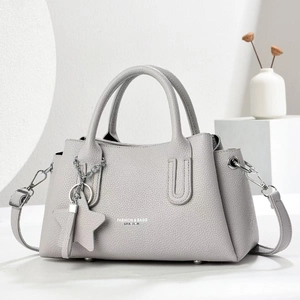 Elegante hellgraue Handtasche aus Leder mit Litschi-Struktur und abnehmbarem Gurt