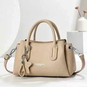 Elegante beige Tragetasche aus strukturiertem Leder mit Sternanhänger und Schultergurt