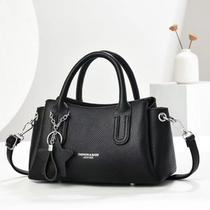 Elegante schwarze Handtasche aus Litschi-Leder mit Sternanhänger und Schultergurt