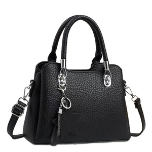 Sac à main élégant en cuir noir texturé avec boucle argentée et pendentif étoile
