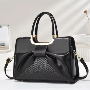 Elegante borsa in pelle nera con motivo intrecciato e fibbie dorate a forma di U