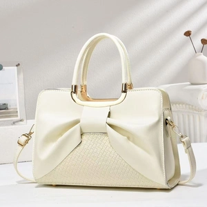 Elegante borsa a mano beige intrecciata con grande fiocco e manico in metallo