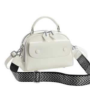 Elegante borsa bianca con trama a litchi e tracolla a spina di pesce bianca e nera