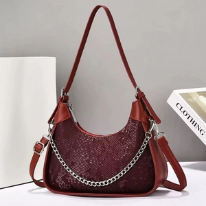 Dettaglio della trama a serpente bordeaux su borsa hobo con catena in metallo argento