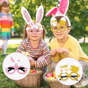 Detailaufnahme von glitzernden Hasen- und Küken-Osterbrillen für Kinderfeste
