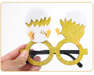 Detail der Osterkücken-Eierschalenbrille mit goldener Glitzeroptik und Rundrahmen
