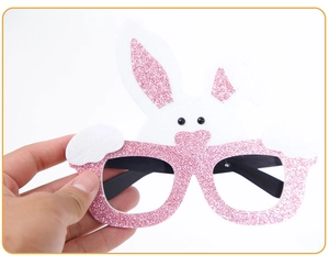 Nahaufnahme der rosa glitzernden Osterhasen Brille mit weißen Ohren für Partys
