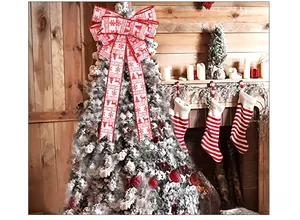 Détail d'un nœud de Noël rouge et blanc avec motifs élan et flocons pour sapin de Noël