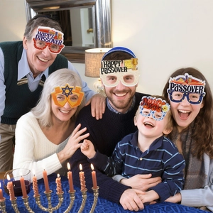 Famiglia indossa occhiali per la festa di Pesach con Stella di Davide e motivi festivi