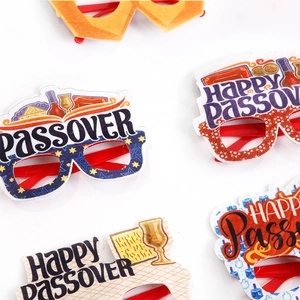 Set di occhiali Happy Passover con decorazioni festive di matzah e calice di vino