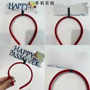 Dettaglio della fascia Happy Passover con motivi festivi e tessuto di velluto rosso