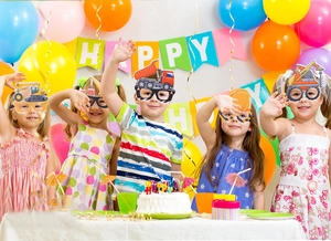 Gruppe von Kindern mit bunten Baustellen-Partybrillen für eine tolle Geburtstagsfeier