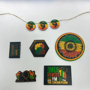 Detaillierte Holzschilder für Juneteenth mit panafrikanischen Farben und Faustmotiven