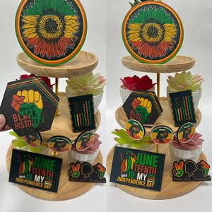 Detail von Juneteenth-Holzschildern mit afrikanischen Motiven auf einem Etagere-Tablett