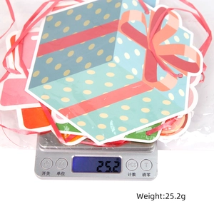 Detailed weight measurement showing 25.2g for gift box shaped party banner decor